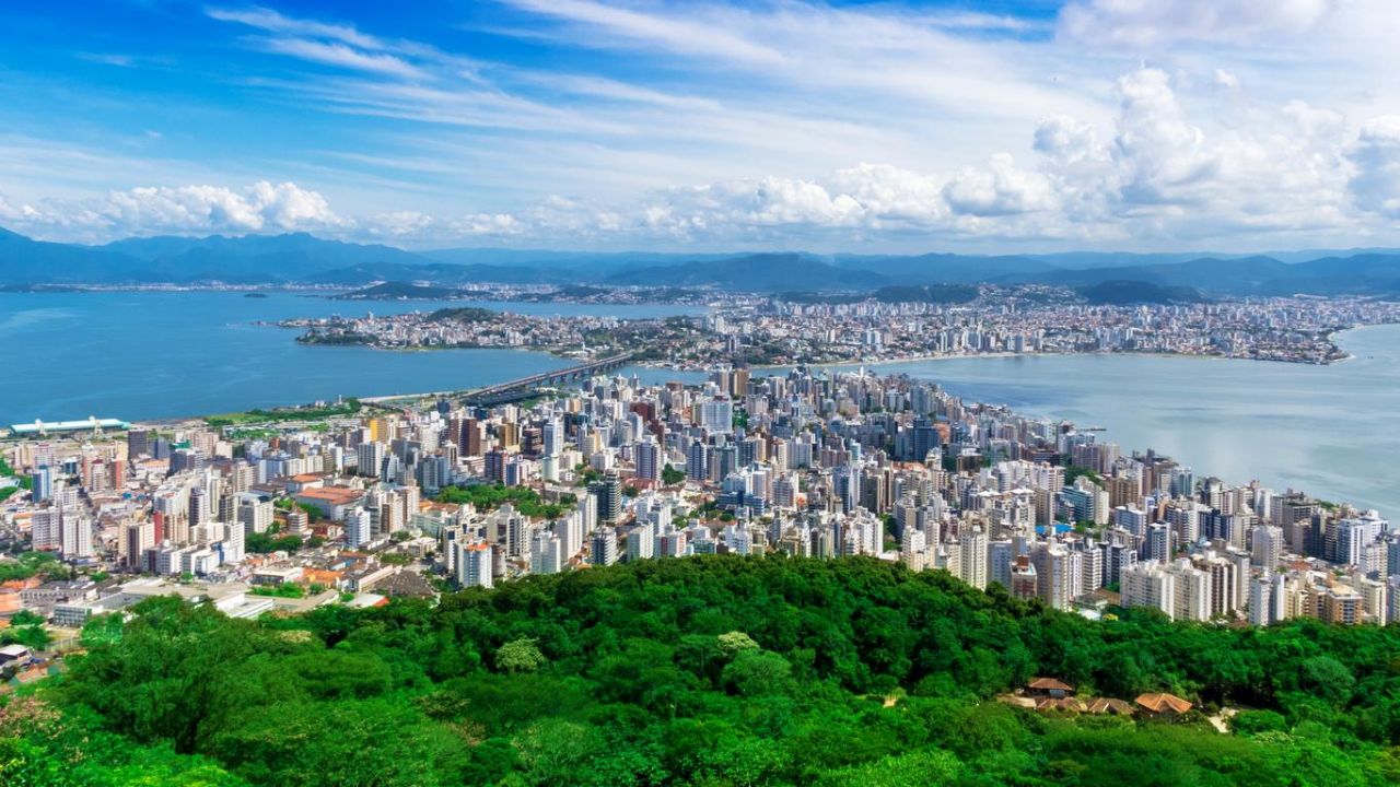 Conheça os motivos que fazem de Florianópolis uma cidade referência em qualidade de vida, com infraestrutura moderna, natureza preservada e oportunidades de crescimento.