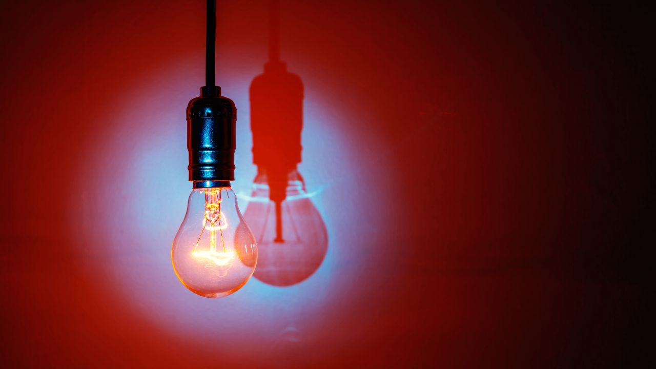 Aneel anuncia bandeira vermelha patamar 2 para agosto e conta de luz fica mais cara. Entenda os motivos do aumento e como economizar energia.