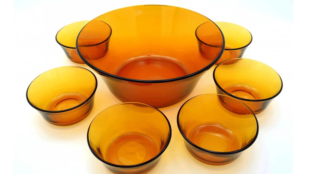 Descubra o que aconteceu com a Duralex, marca famosa por seus copos e pratos resistentes. Entenda os motivos da queda de produção e onde encontrar os produtos atualmente.