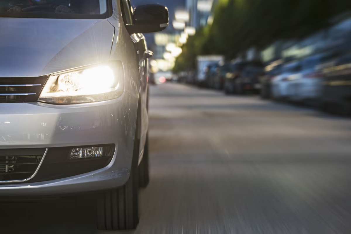 Truque famoso nas redes pode causar riscos, deformações e até piorar a aparência do plástico. Saiba o que diz a ciência.