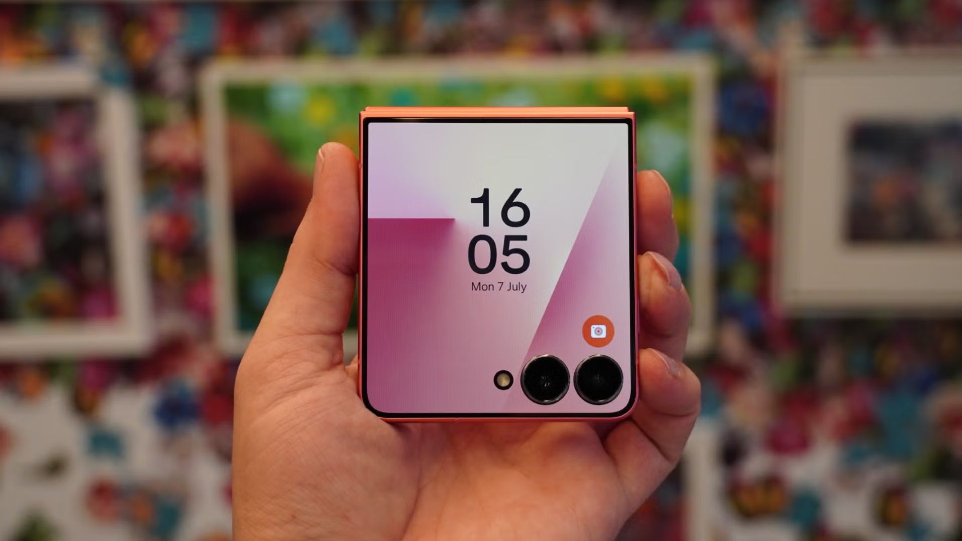 Smartphone dobrável Galaxy Z Flip 7 FE semiaberto sobre mesa com tela externa iluminada e fundo escuro