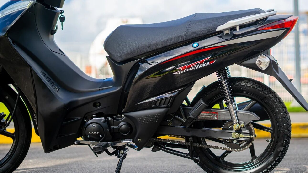 Descubre la Shineray Jet50s, la moto que no exige CNH, cuesta R$ 10 mil, hace 45 km/litro y ofrece movilidad con mantenimiento barato.