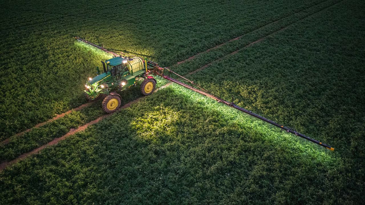 John Deere apresenta o pulverizador M4030 com sistema ExactApply™, barras de até 36 metros e tanque de 3.000 litros. Conheça as soluções que garantem maior cobertura, eficiência e economia no campo.