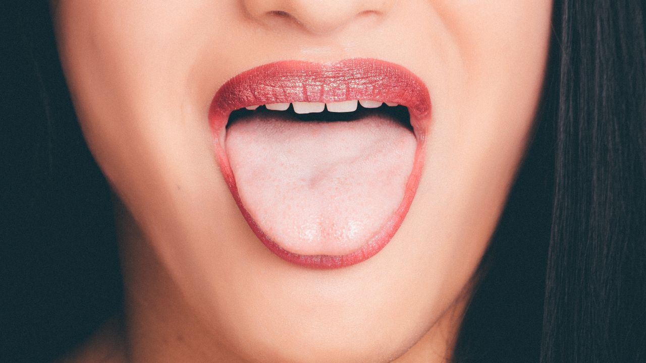 Saiba como evitar o mau hálito com cuidados simples com os dentes e a higiene bucal, prevenindo gengivite e periodontite!
