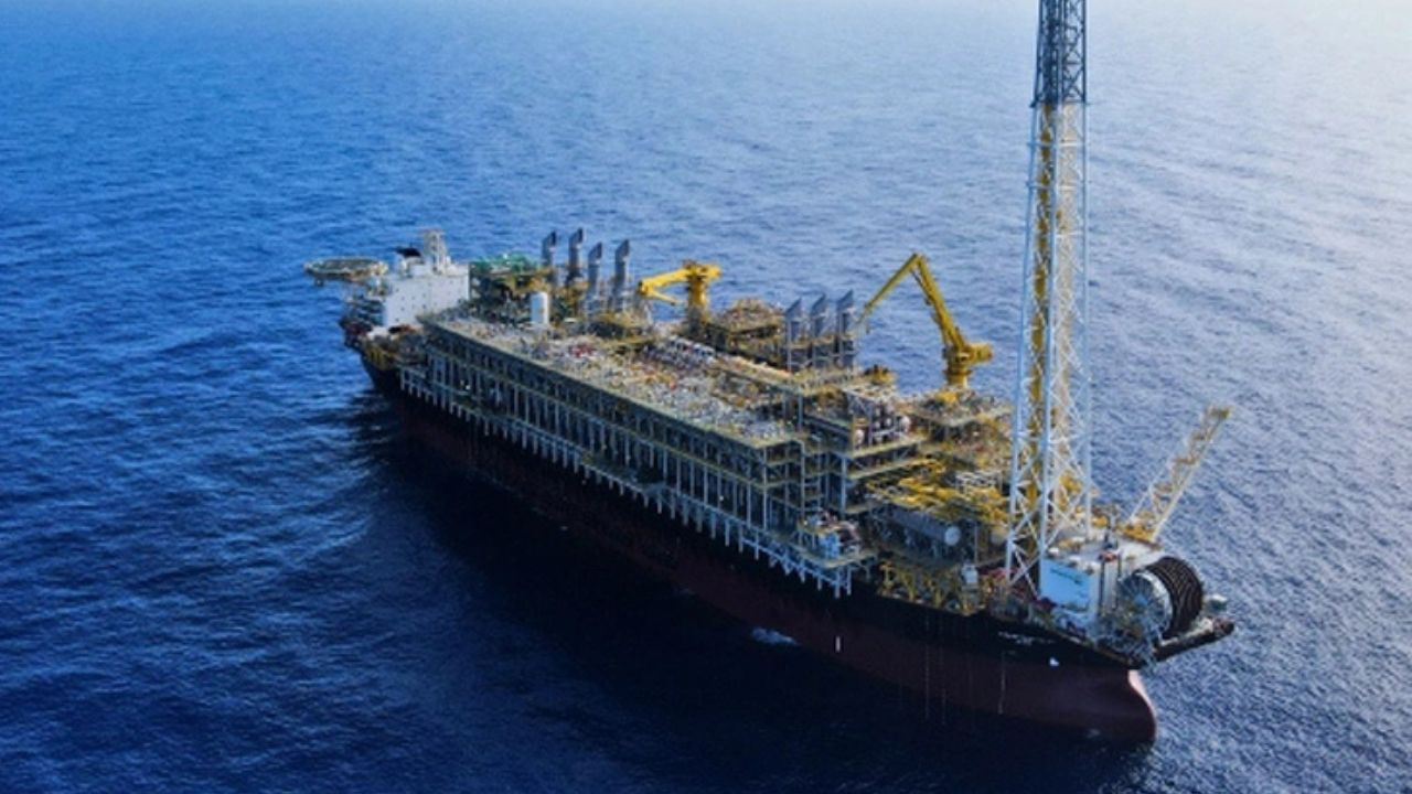 Com produção recorde de petróleo e gás natural, FPSO Guanabara MV31 lidera operações no Brasil e reforça a eficiência da MODEC no setor de óleo e gás.