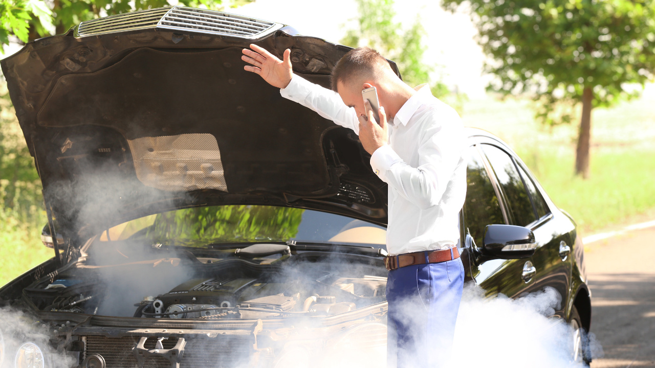 Motor do carro esquentando reflete o estado do veículo. Ao entender a causa do superaquecimento, é possível evitar problemas irreversíveis. Fonte: Canva