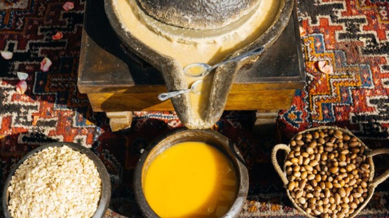 Moagem da semente de Argan.