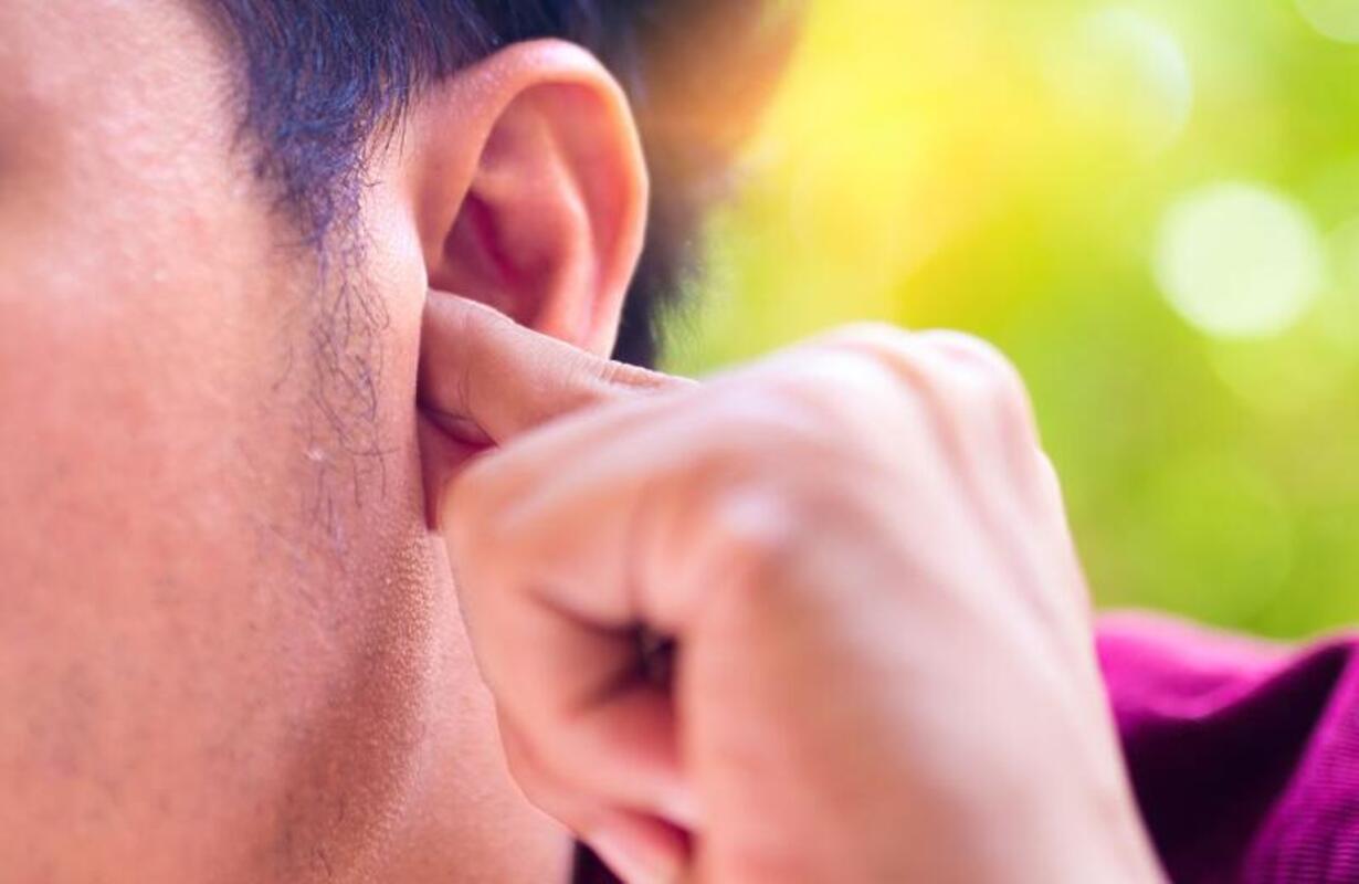 Saiba um truque para desentupir o ouvido! Muitos buscam soluções rápidas, mas é crucial saber como desentupir o ouvido de forma segura.
