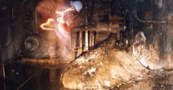 Imagem histórica do “Pé de Elefante”, uma massa de corium e materiais fundidos localizada no subsolo de Chernobyl, registrada durante inspeções técnicas. A estrutura ainda emite radiação significativa e representa um dos artefatos mais perigosos já criados pelo acidente nuclear.