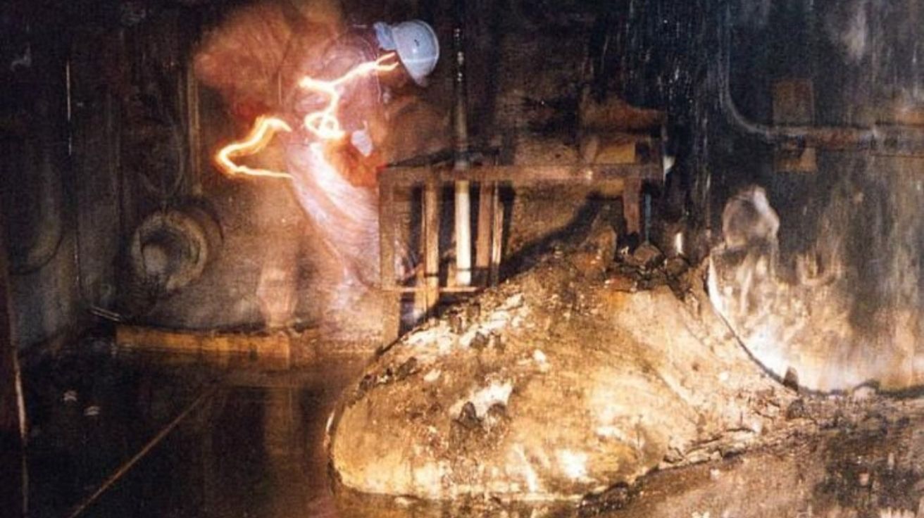Imagem histórica do “Pé de Elefante”, uma massa de corium e materiais fundidos localizada no subsolo de Chernobyl, registrada durante inspeções técnicas. A estrutura ainda emite radiação significativa e representa um dos artefatos mais perigosos já criados pelo acidente nuclear.