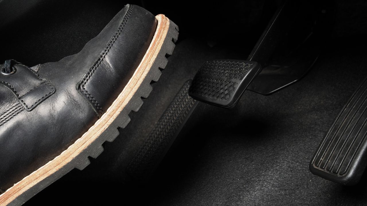 Manter o pé na embreagem pode causar sérios danos ao carro. Veja por que esse hábito acelera o desgaste e como preservar o sistema.