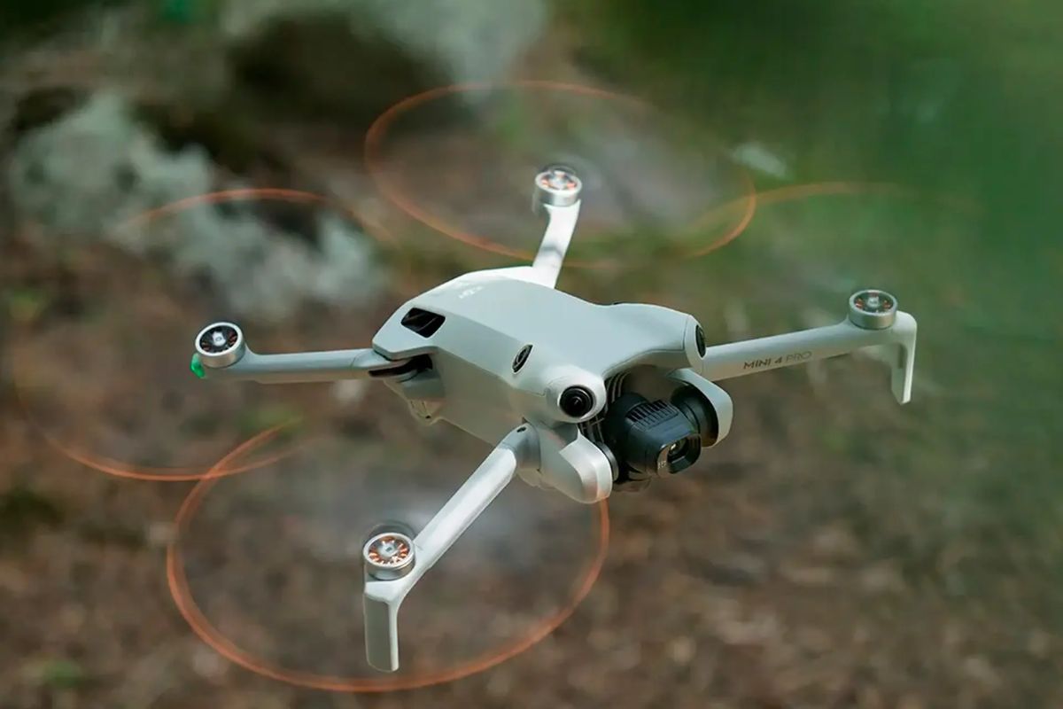 pesando só 249 gramas, o DJI Mini 4 Pro grava em 4K a 100fps, desvia de obstáculos em 360° e transmite vídeo a 20 km de distância