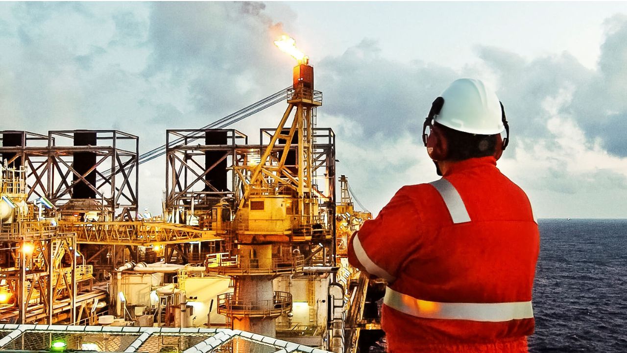 A Petrobras planeja aumentar o escoamento de gás do pré-sal para a costa, buscando reduzir o custo do insumo para a indústria brasileira e fortalecer a competitividade do setor.