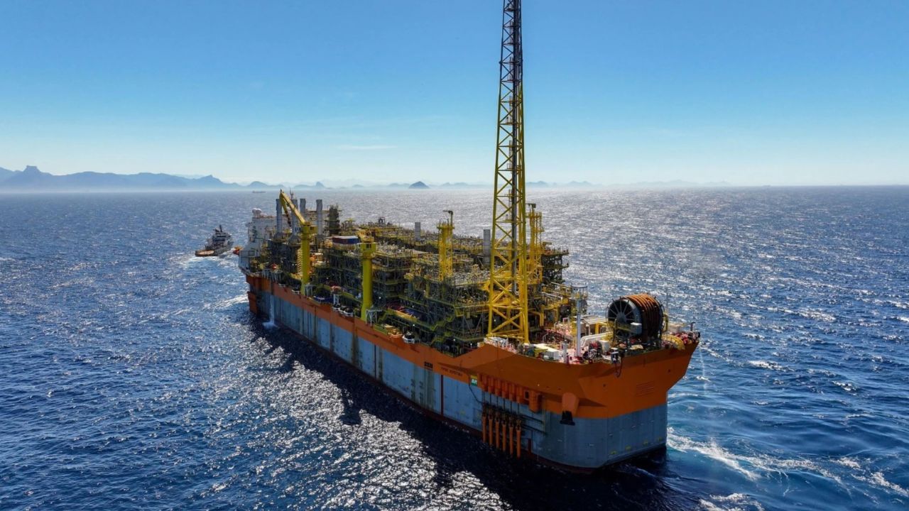 FPSO Sapetiba, afretado pela Petrobras, chegou ao topo de produção, de 180 mil barris de óleo por dia