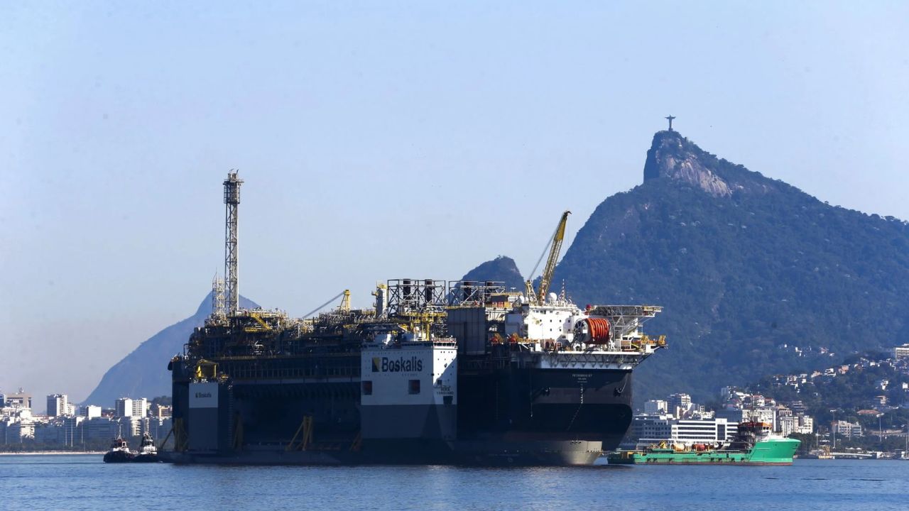 P-67, ancorada na Baía de Guanabara, destinada à produção do Campo de Tupi (ex-Lula), no pré-sal da Bacia de Santos