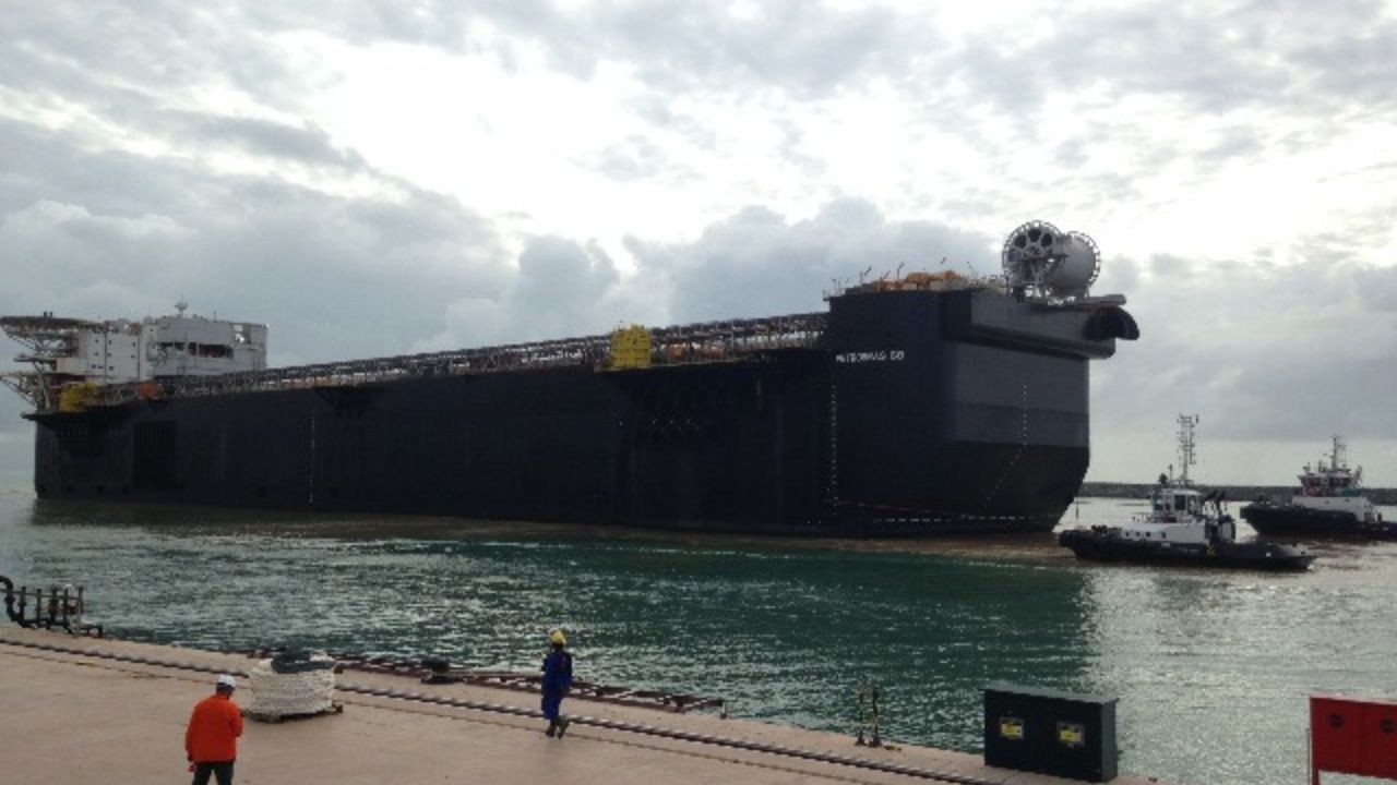 Casco da P-68 chega ao Estaleiro Jurong, em Aracruz (ES), para integração