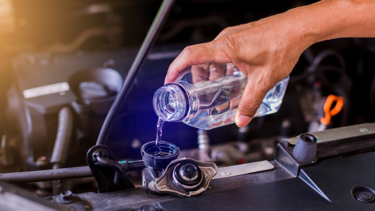 Aunque es una solución momentánea, el agua no resolverá el sobrecalentamiento de su coche a largo plazo.

Fuente: Canva