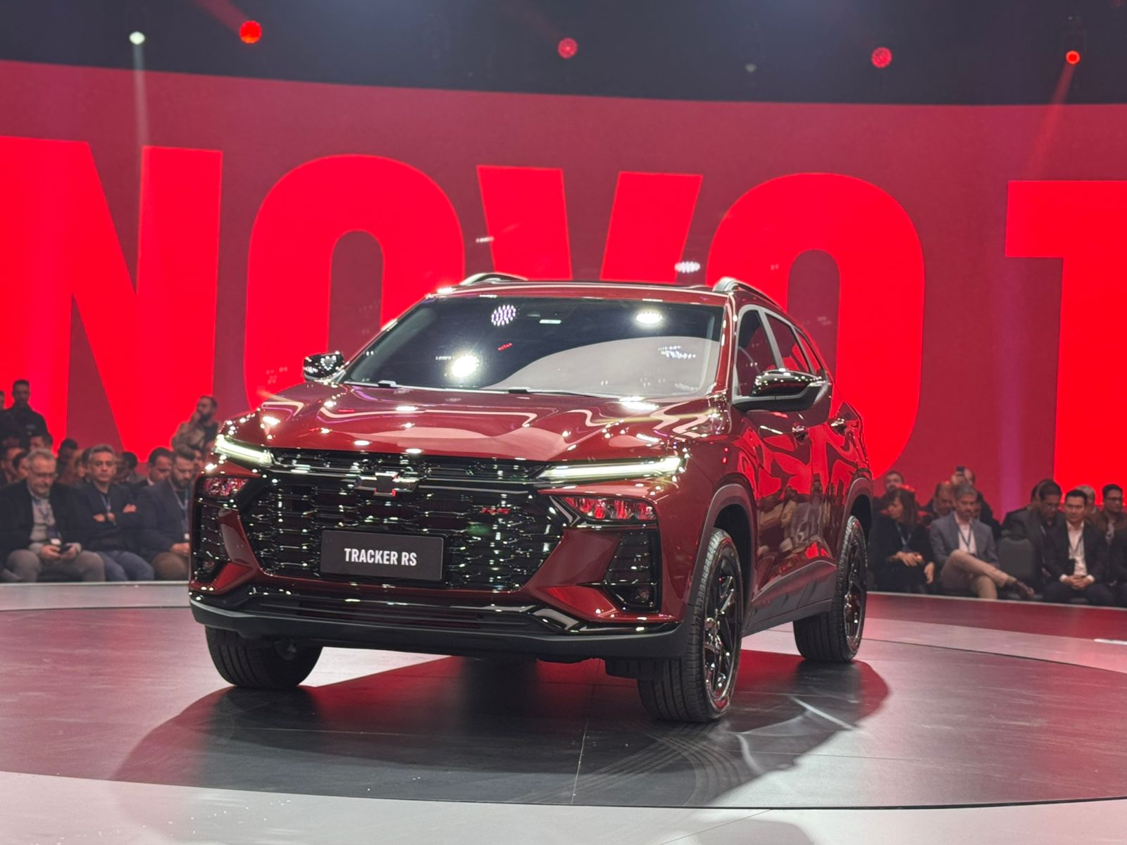 Para tornar seus carros mais competitivos, o Chevrolet Onix 2026 e o Chevrolet Tracker 2026 perdem potência. Medida visa baixar preço.