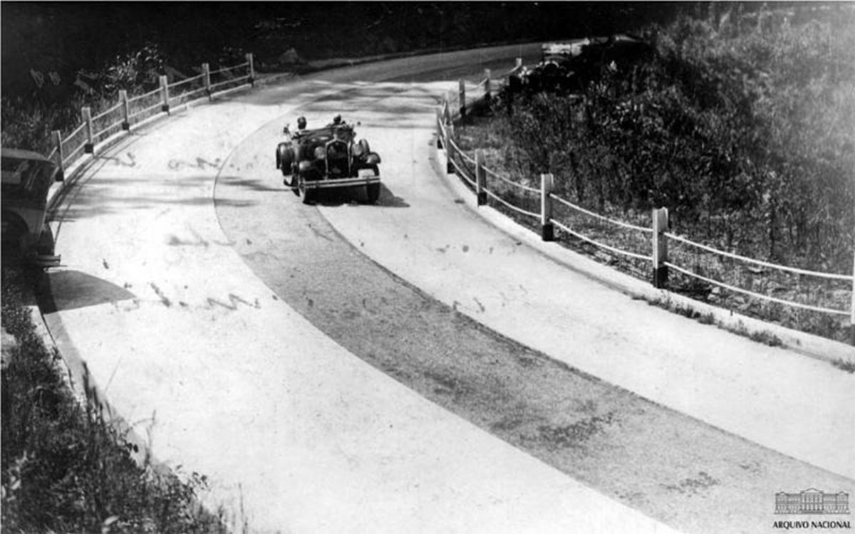 Inaugurada em 1928 o trecho da subida da serra entre o Rio e Petrópolis