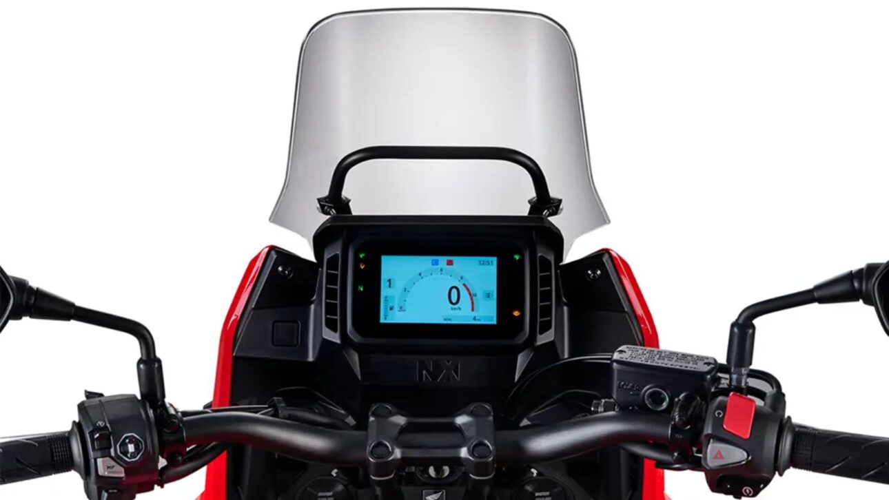 Honda NX 500 2026 llega a Brasil con motor renovado, painel digital, controle de tração e design robusto. Veja detalhes, preço e novidades.