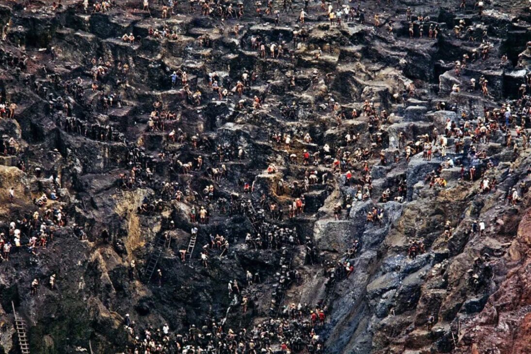 serra pelada: a increíble história do formigueiro humano que cavou a maior mina de ouro a céu aberto do mundo