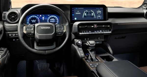 Imagens da Toyota Hilux 2026 vazam na Ásia e revelam reestilização profunda, inspiração no Land Cruiser e inédita motorização híbrida-leve.