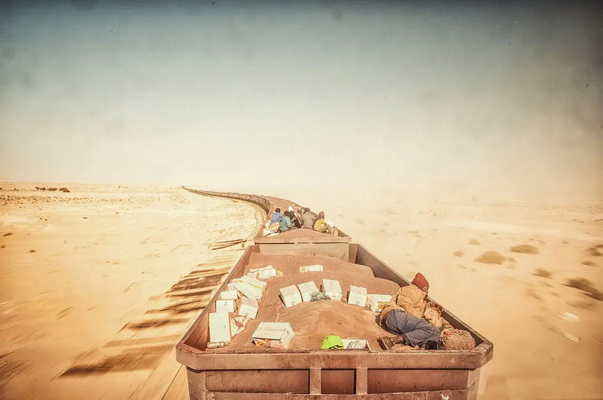 O incrível gigante do deserto: trem atravessa uma rota quase infinita, enfrentando tempestades de areia e territórios perigosos para levar 16,8 mil toneladas de minério de ferro e esperança às regiões mais remotas do mundo