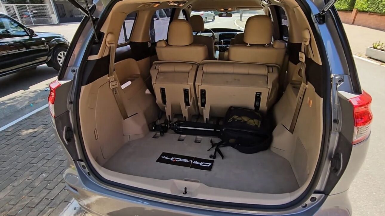 Maletero de la Toyota Previa 2018 con la tercera fila de asientos abatida parcialmente, interior beige y equipaje visible en el piso.