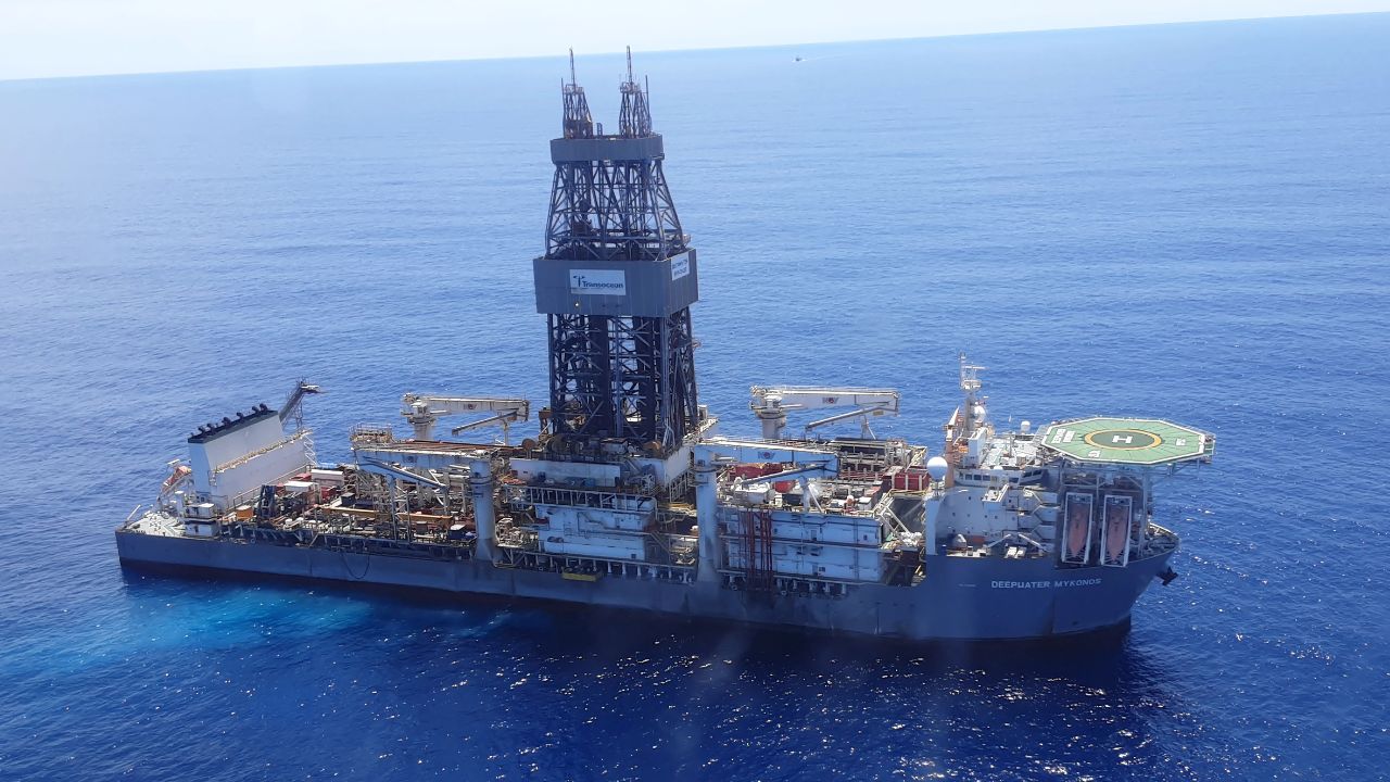 Petrobras prorroga contrato com a Transocean por mais 60 dias para uso do navio-sonda Deepwater Mykonos no Brasil. Entenda os detalhes e o impacto para o setor de perfuração offshore.