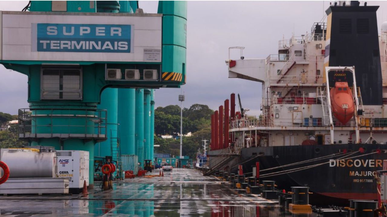 Com investimento de R$ 30 milhões, Amazonas inicia a construção de usina a gás natural para abastecer porto em Manaus com energia limpa e reduzir emissões.