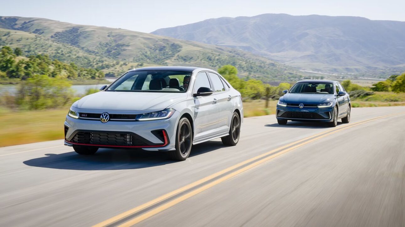 La montadora alemana traerá de vuelta íconos como el Golf GTI y el Jetta GLI, además de un importante refuerzo para la línea SUV, el Taos. Infórmate más.