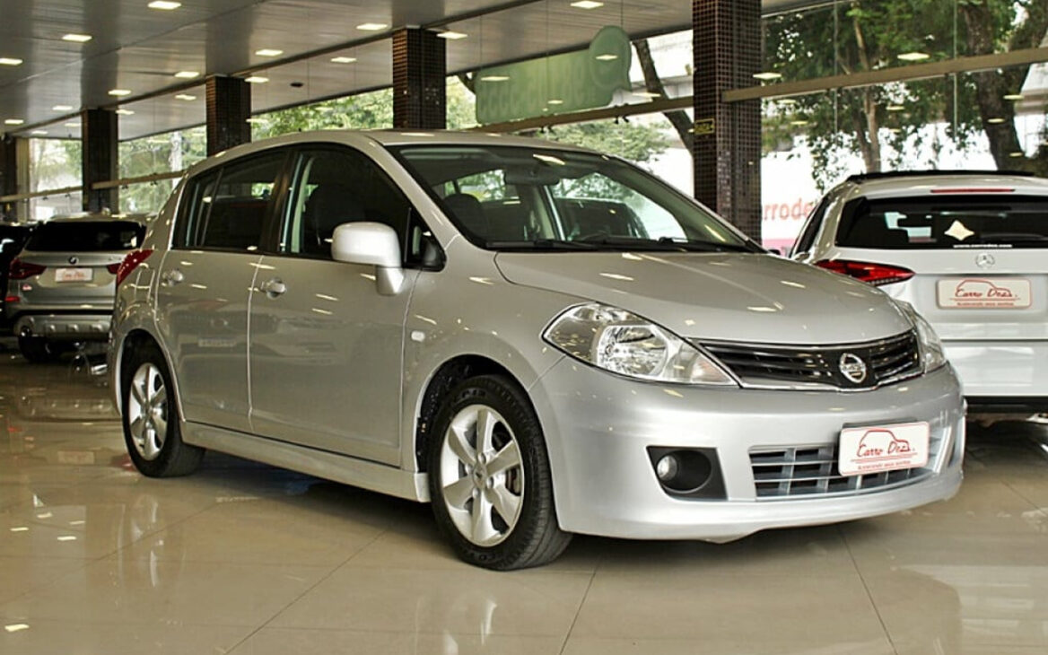 7 coches usados olvidados que valen oro robustos con mantenimiento conocida y buen costo beneficio Nissan Tiida 1.8