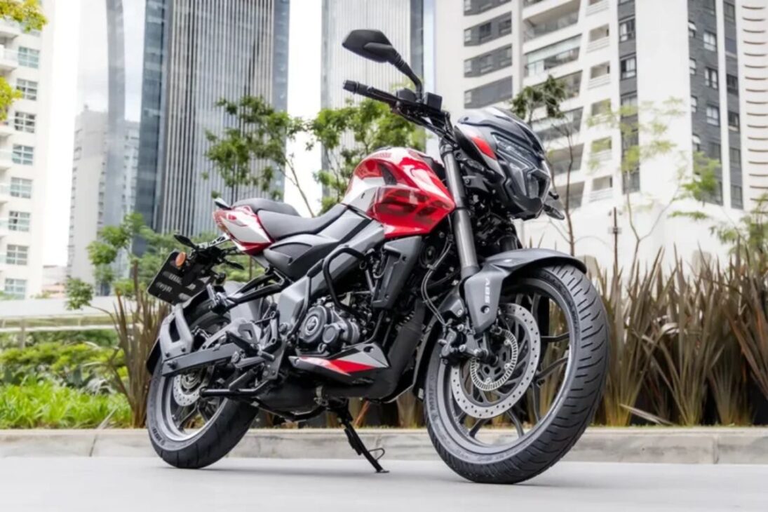 La Bajaj Dominar NS 200 2026 ahora ofrece modos de pilotaje Offroad, pero tiene un consumo sorprendente y no es flex