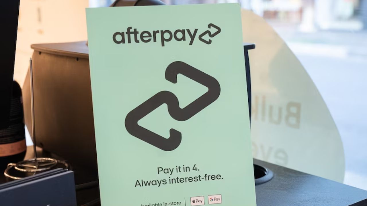 Afterpay es una plataforma de "compra ahora, paga después" que permite a los consumidores fraccionar compras en cuatro cuotas sin intereses, obteniendo ganancias de las comisiones cobradas a los minoristas.