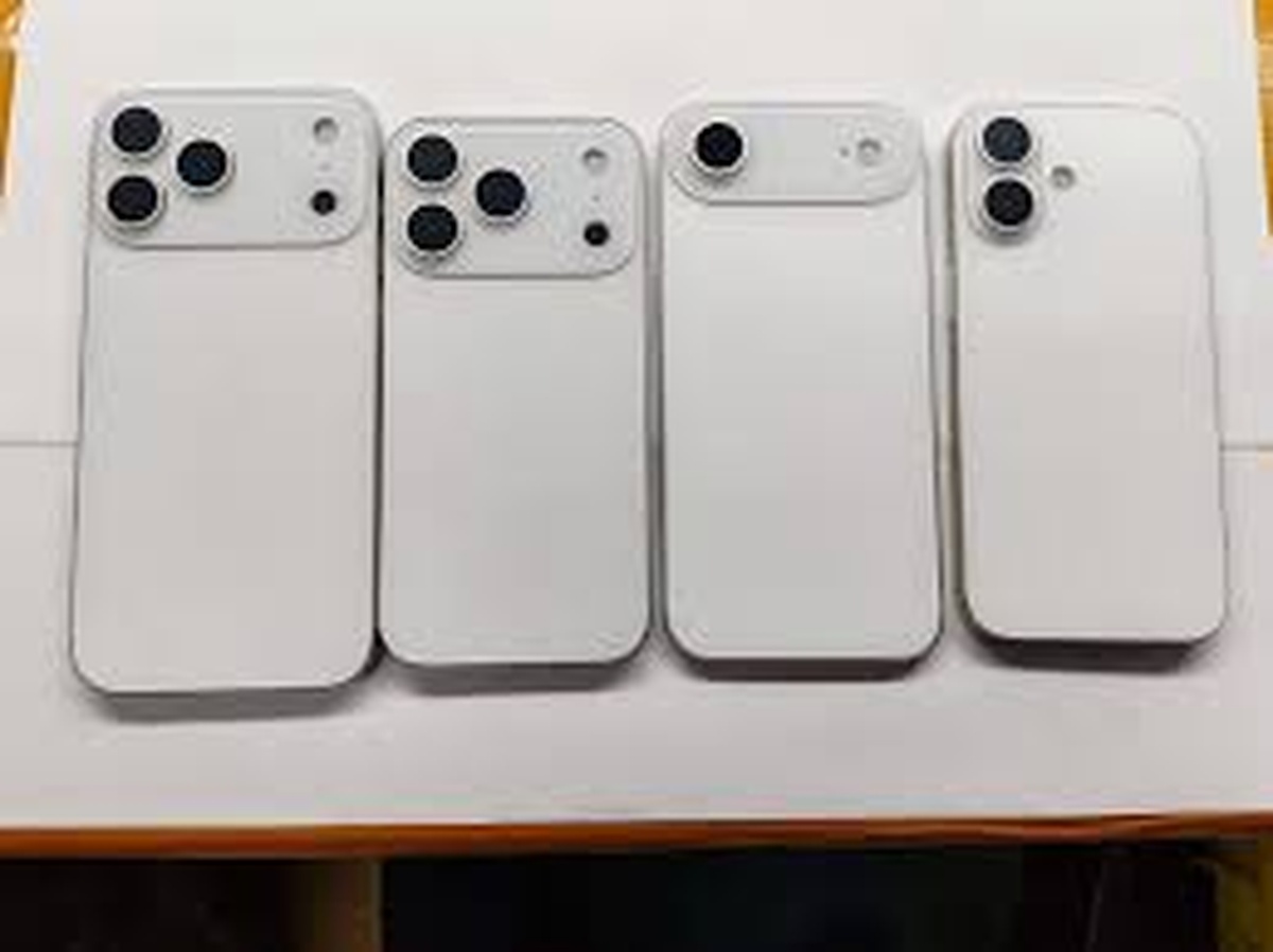 iPhones 17 lado a lado exibindo diferenças de tamanho e câmeras