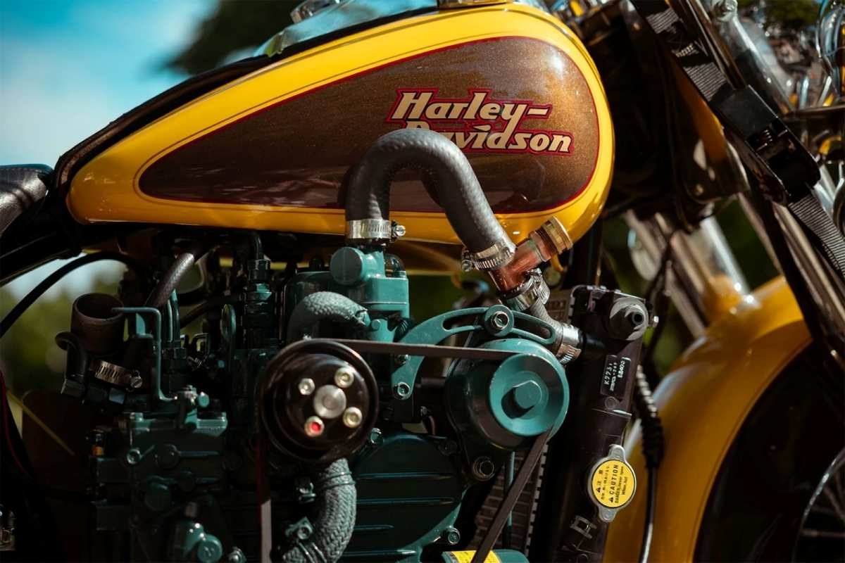 Estudante canadense de engenharia modificou um motor de trator Harley-Davidson para funcionar com biodiesel feito de óleo de cozinha usado