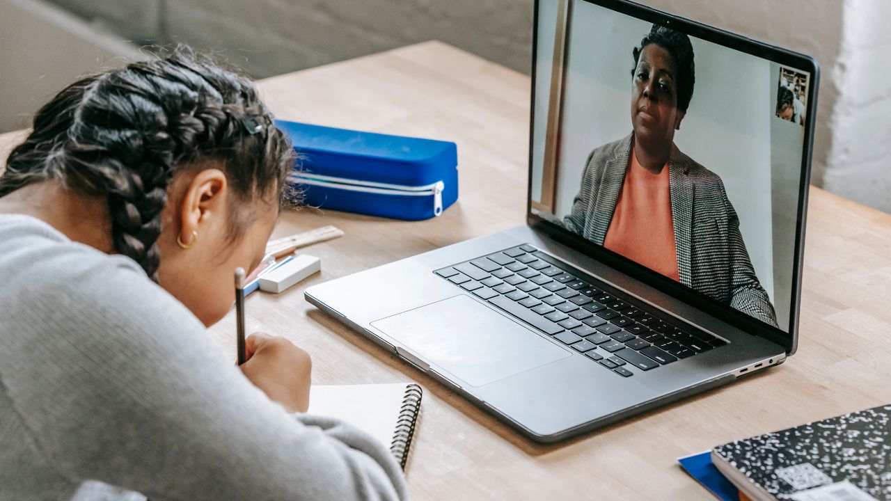 Alpha School usa inteligência artificial no ensino, com aulas de 2 horas por dia e mensalidade a partir de R$ 18 mil nos EUA.