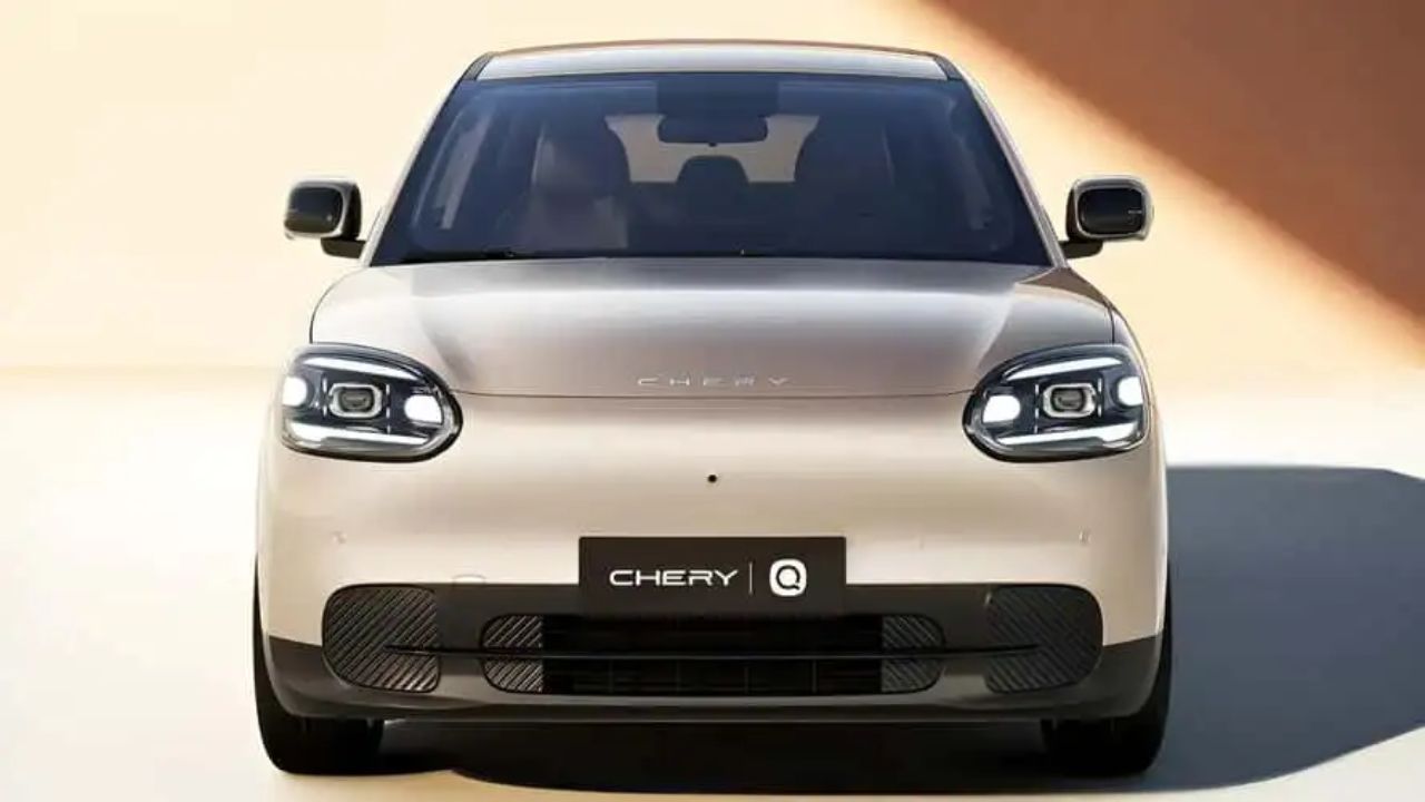 Chery QQ 2026 é revelado no Salão de Chengdu com design moderno, tecnológico e motor elétrico potente. Conheça o novo hatch elétrico.
