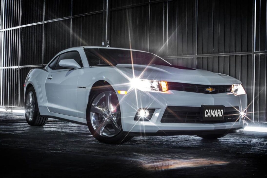 Chevrolet Camaro SS 2014 acelera de 0 a 100 km/h en 4,8 s com motor V8 aspirado de 406 cv