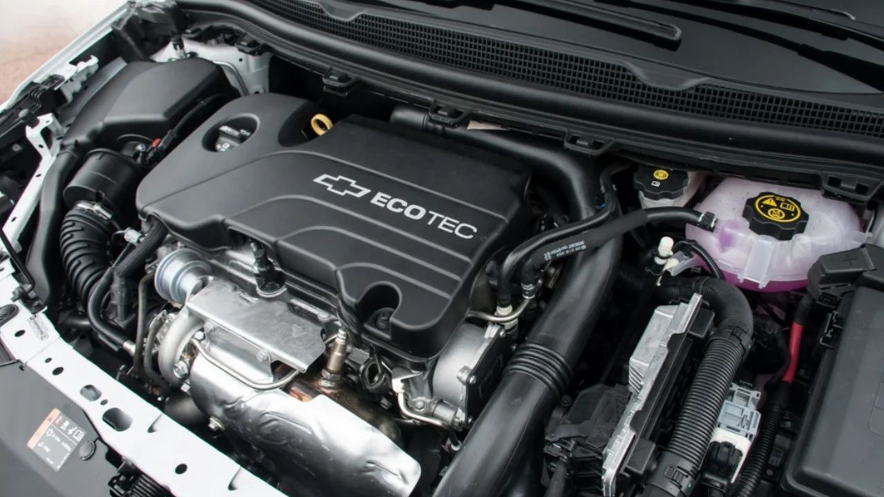 Potencia y eficiencia bajo el capó: motor del Chevrolet Cruze LT 2017 en destaque.