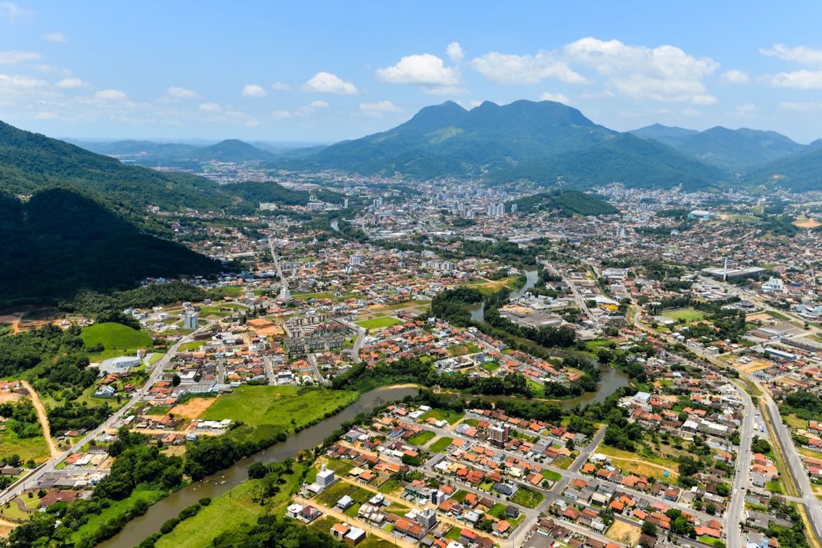 Enquanto capitais colapsam em transporte e saúde, Jaraguá do Sul exibe hospitais de referência e escolas que garantem futuro às famílias