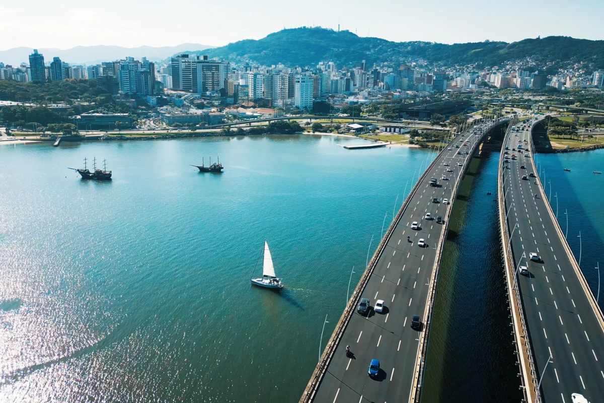 Cidade para onde os brasileiros estão migrando em massa combina turismo e inovação: Florianópolis já é chamada de Vale do Silício Brasileiro por atrair startups e investidores