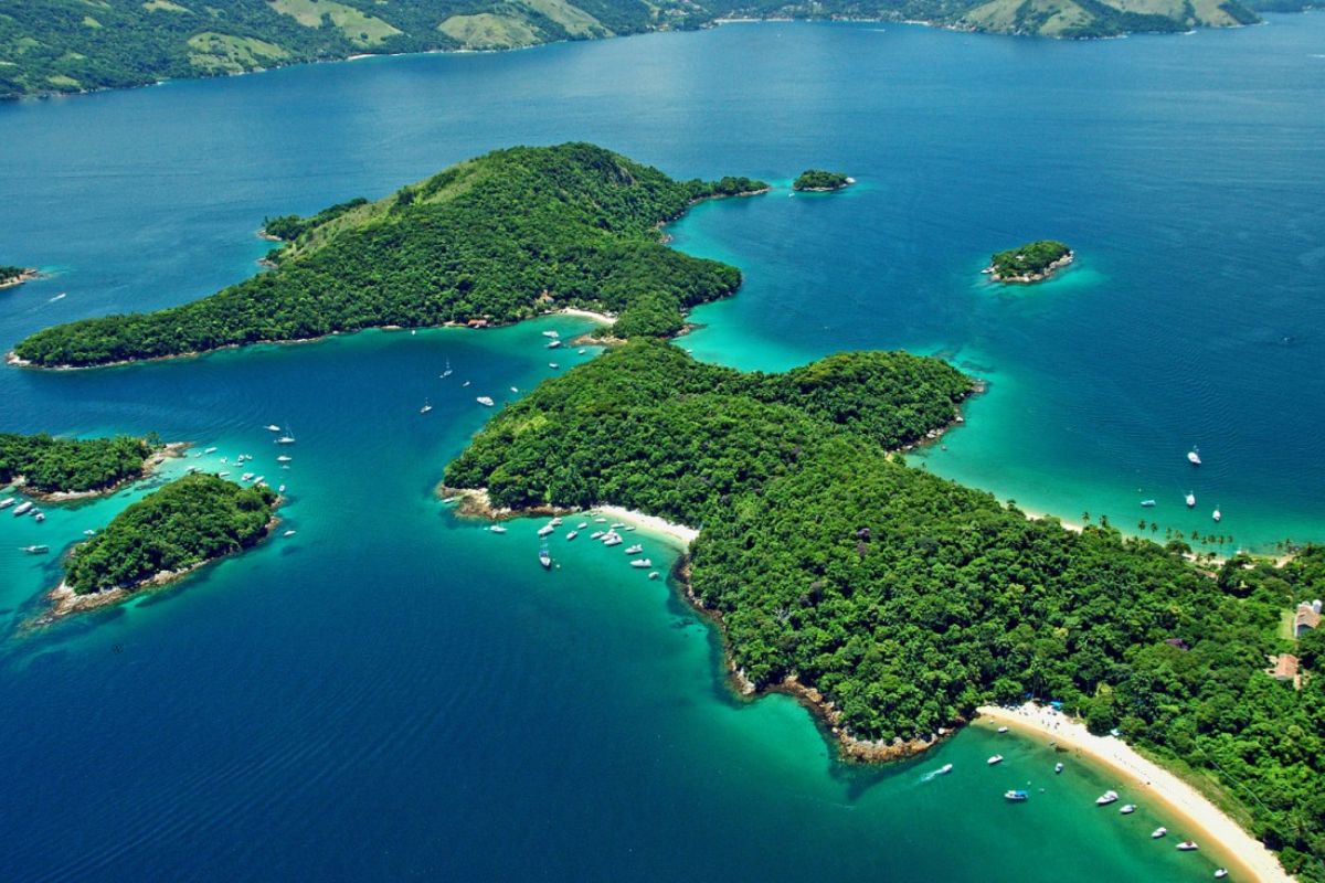 Só 12 praias têm estrutura mínima entre as 365 ilhas de Angra, mesmo com explosão de visitantes