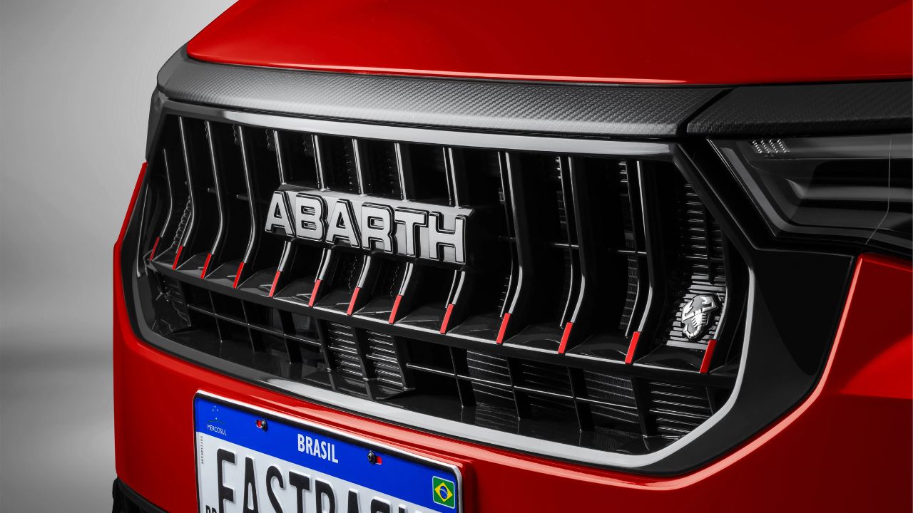 Com motor 1.3 turbo de 185 cv, o Fastback Abarth 2026 vai de 0 a 100 km/h em 7,6 segundos e atinge 220 km/h de velocidade máxima