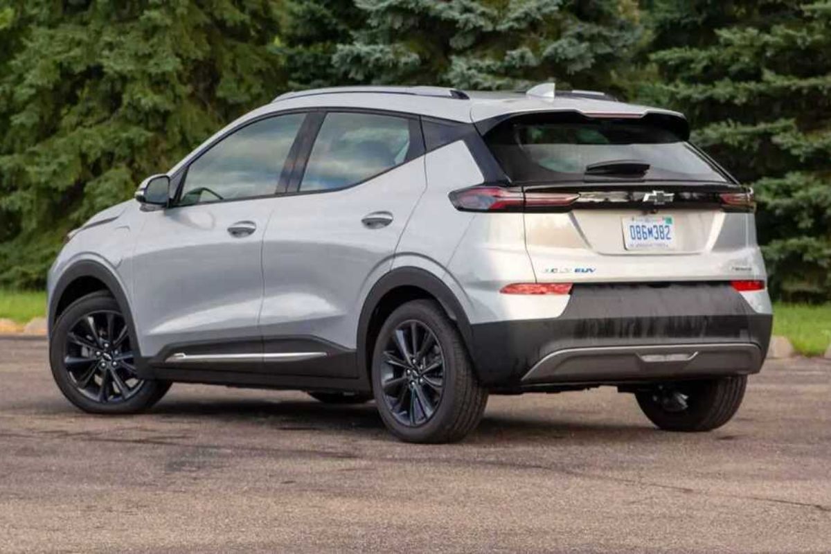 GM aposta em bateria mais barata, mas novo carro elétrico da Chevrolet pode ter autonomia limitada