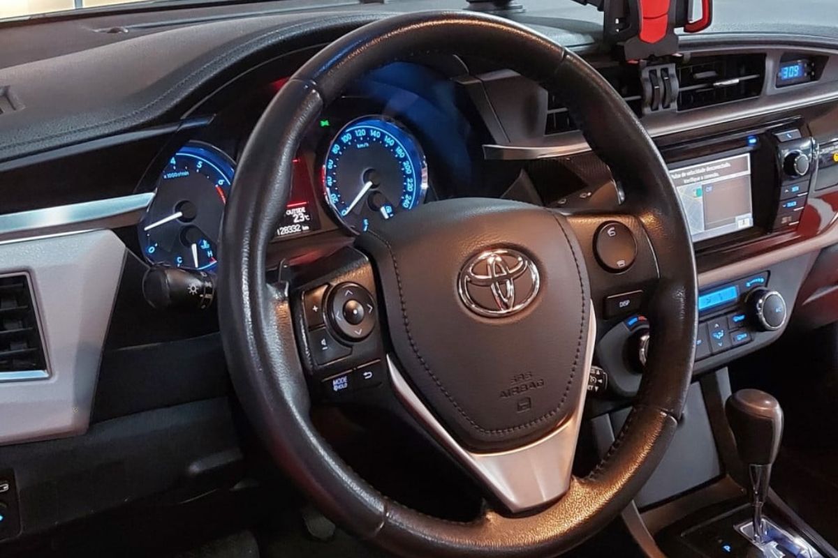 Toyota Corolla XEi 2.0 e Honda Civic EXL 2.0 se mantêm como referências entre sedãs médios confiáveis, mesmo após oito anos de uso