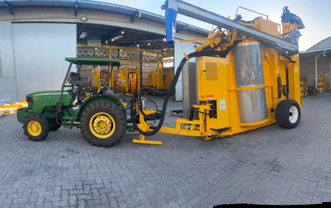 La nueva cosechadora de café arrastrada Oxbo 940+ ofrece eficiencia, control y menor costo, con sistema Dynarotor, túnel de cosecha robusto y fácil operación.