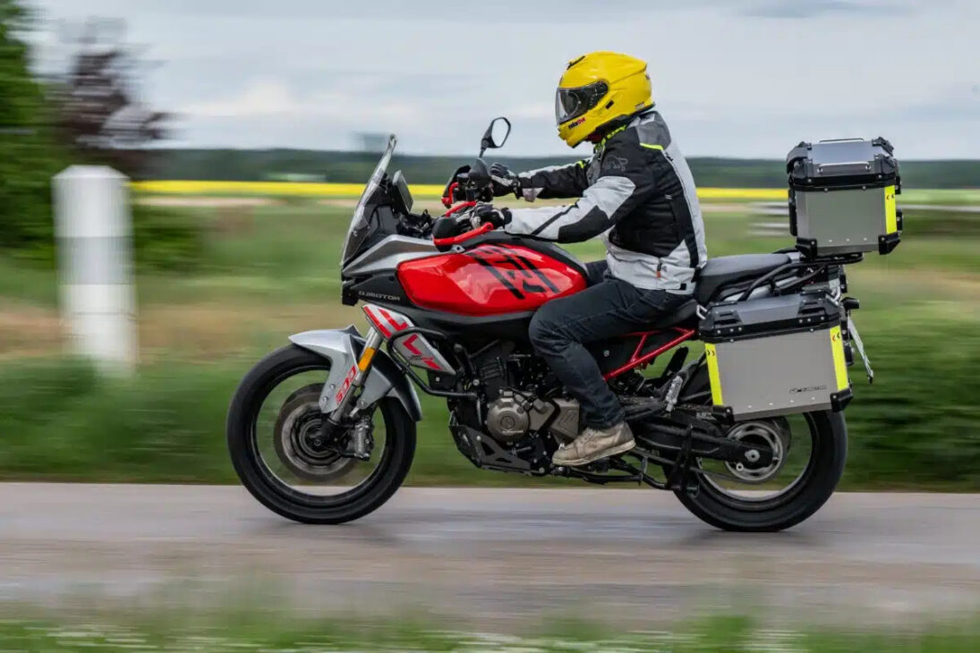 Moto da Qjmotor faz mais de 24 km com um litro, alcança até 500 km de autonomia e ainda tem painel TFT LCD e 554cc; conheça a Qjmotor SRT 600x