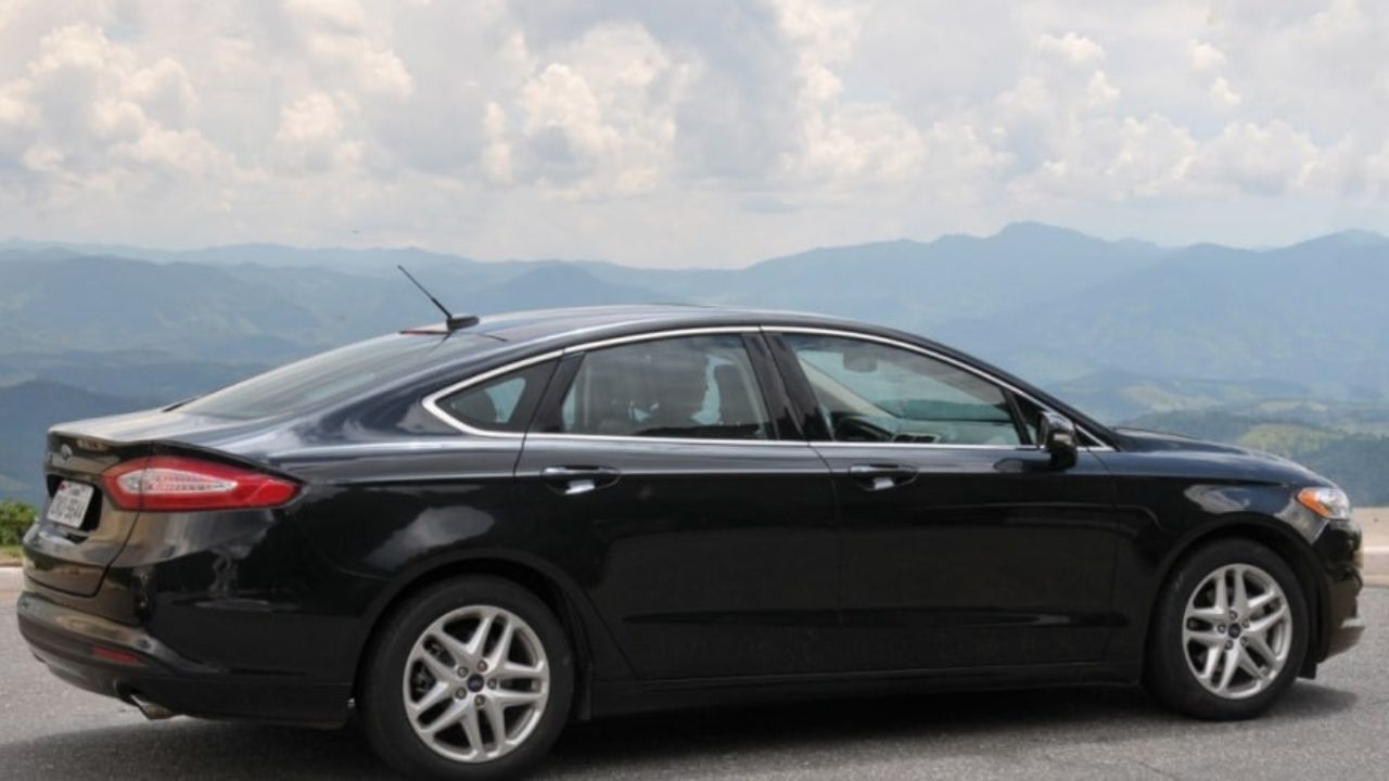 El Ford Fusion 2014 revolucionó su segmento con un diseño sofisticado y dinámico, marcado por la icónica parrilla frontal estilo Aston Martin y una elegante silueta de coupé.