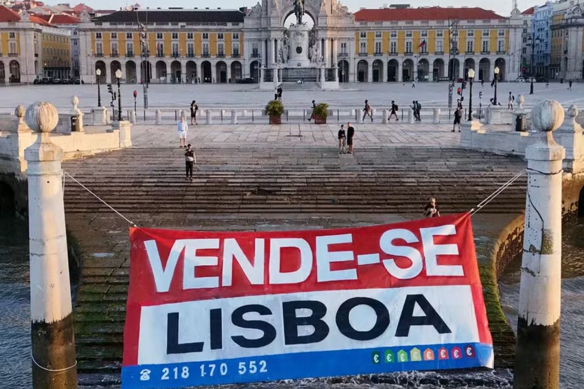 “Lisboa à venda”: faixa no Cais das Colunas vira símbolo da exclusão habitacional em Portugal